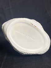 Load image into Gallery viewer, Holland Mold White ceramic swan
